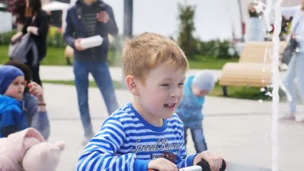 Καζάν Ταταρστάν Και Ρωσία Σεπτεμβρίου 2017 Χαρούμενο Γελώντας Αγόρι Στο — Αρχείο Βίντεο