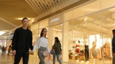 Kazan, Tataristan / Rusya - 19 Eylül 2017: Kameralar büyük alışveriş merkezleri boyunca yürüyen ve 19 Eylül 'de Kazan' da parlayan iç çamaşırı mağazası adına yaklaştı