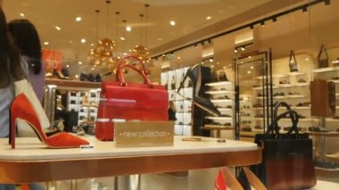 Kazan, Tataristan / Rusya - 19 Eylül 2017: 19 Eylül 'de Kazan' da modern alışveriş merkezinde raflarda bulunan muhteşem klasik kadın ayakkabıları ve çantaları