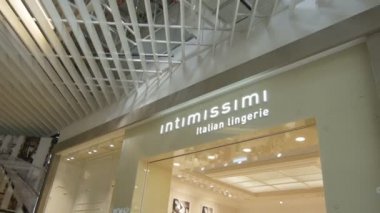 Kazan, Tataristan / Rusya - 18 Eylül 2017: Genç esmer kadınlar 18 Eylül 'de Kazan şehir merkezindeki büyük alışveriş merkezindeki modern pahalı iç çamaşırı mağazasına geldiler