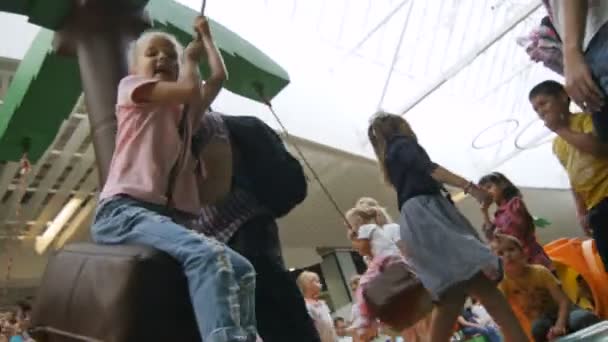 俄罗斯鞑靼斯坦喀山 2017年9月19日 9月19日 在喀山 孩子们在游乐室玩乐 女孩们坐在绳子上荡秋千 — 图库视频影像