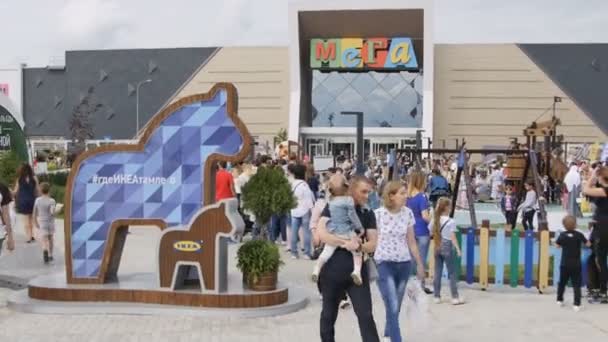Kazan Tataristan Rusya Eylül 2017 Mega Mağazasında Büyük Salıncaklı Güzel — Stok video