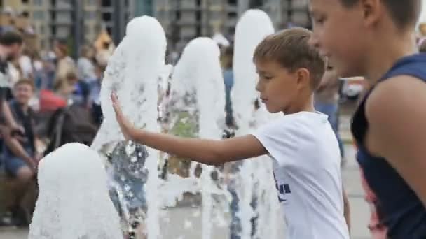 Kasan Tatarstan Russland September 2017 Zeitlupenhafte Seitenansicht Verblüffter Jungen Spielen — Stockvideo