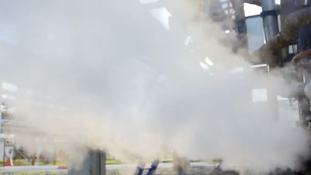 Closeup Tlusté Trubky Vyzařuje Bílý Kouř Proti Konstrukcím Zařízení Rafinérském — Stock video