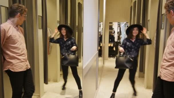 Belle Fille Heureuse Sort Dressing Avec Sac Mode Noire Chapeau — Video