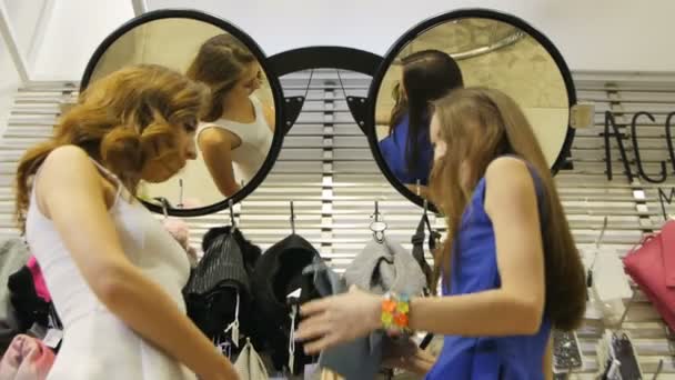 Spodní Pohled Mladé Krásné Ženy Přicházejí Stylové Zrcadlo Podobě Brýlí — Stock video