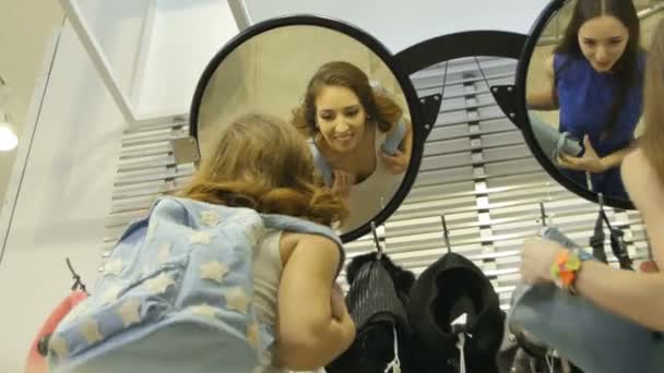 Spodní Pohled Mladé Krásné Ženy Otočit Stylové Zrcadlo Podobě Brýle — Stock video