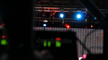 Makro arka görünümü yetenekli kişi denetimleri üzerinde konser bant için modern ekipman üzerinde ses