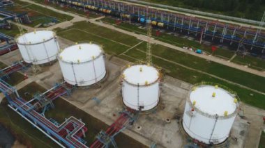 boru hatları rafineri tesisi tarafından bağlı hava görünümünü büyük beyaz küresel ve yuvarlak rezervuarlar