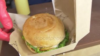 closeup mutfak alt paketleri taze lezzetli hamburger karton kutu içinde teslim edilmek üzere hazırlanmış.