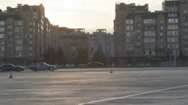 Kazan, Tataristan/Rusya - 27 Ekim 2017: yavaş hareket otomobil eğlence merkezi bölge Ekim 27 günbatımı karşı yüksek şehir binaları geçmiş Kazan içinde girin.