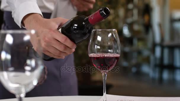 Макро Квалифицированный Официант Форме Обслуживает Посетителей Наливая Вкусное Красное Вино — стоковое видео