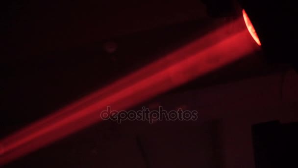 Κάμερα Δείχνει Ισχυρό Κόκκινο Φως Προβολέα Λέιζερ Περιστρέφεται Στο Σκοτάδι — Αρχείο Βίντεο