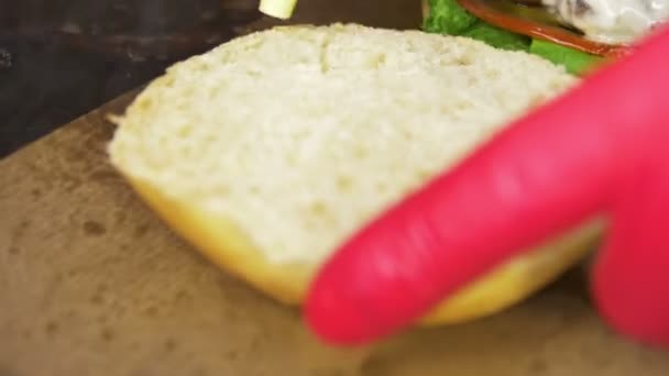 Makro Person Handschuhen Gießt Senf Auf Frisches Brötchen Zum Kochen — Stockvideo