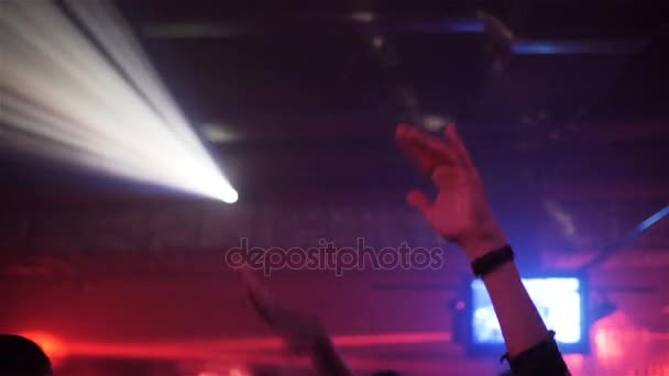 Tančící Muže Rukou Vlna Temnotě Pod Laser Projektor Jasná Světla — Stock video
