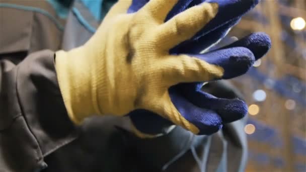 大型仓库中的灰色制服和蓝白色工作手套的慢动作特写人 — 图库视频影像