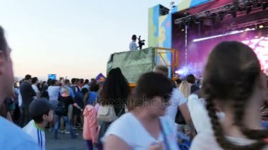 Kazan, Tataristan/Rusya - 27 Ekim 2017: Mutlu gençler eğlenceli ve ünlü yıldız tarafından 27 Ekim kazan ışıklı Sahne Alanı'nda gerçekleştirilen sayısı sıcak dans var