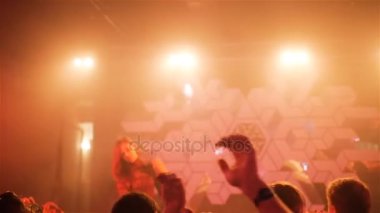 Kazan, Tataristan, Rusya - 27 Ekim 2017: Grup konserinde dans mutlu insanlar 