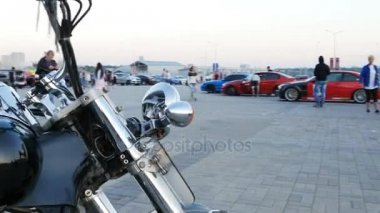 Kazan, Tataristan/Rusya - 27 Ekim 2017: Portre fotoğraf makinesi hızlı inanılmaz güçlü parlayan motosiklet etrafında duran şehir meydanında Ekim 27 kazan taşır