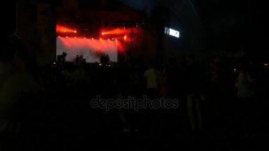 Kazan, Tataristan/Rusya - 27 Ekim 2017: yanıp sönen ışıklar eğlence merkezi Meydanı'nda 27 Ekim kazan altında insanlar kalabalık izlemek serin rock grup performansı