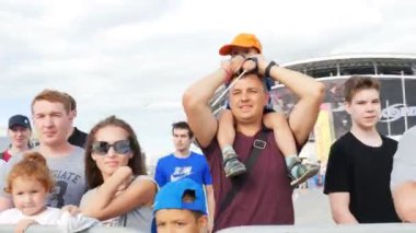 Kazan, Tataristan/Rusya - 27 Ekim 2017: Hareket neşeli seyirci kalabalık çocuklu geçmiş Ekim 27 kazan modern Stadı ilginç konser izlemek için geldi