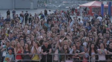 Kazan, Tataristan/Rusya - 27 Ekim 2017: yavaş hareket aktif insanlar üzerinde 27 Ekim kazan rock band konseri eğlence merkezi meydanında çitin arkasında izle