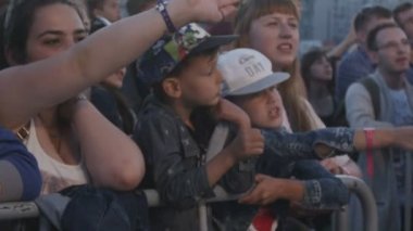 Kazan, Tataristan/Rusya - 27 Ekim 2017: ağır çekim portre şarkı insanlar ve çocuklar üzerinde 27 Ekim kazan sahne yakınındaki el sallayarak popüler ünlü konser izlemek