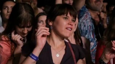 Kazan, Tataristan/Rusya - 27 Ekim 2017: ağır çekim portre mutlu genç insanlar dans ve etkileyici popüler grup gösteriyi nasıl Festivali Ekim 27 kazan