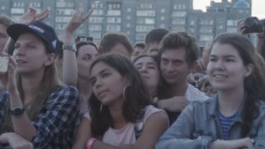 Kazan, Tataristan/Rusya - 27 Ekim 2017: ağır çekim portre şarkı seyirci üzerinde 27 Ekim kazan konserde en sevdiğim grup performans zevk alır