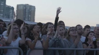 Kazan, Tataristan, Rusya - 27 Ekim 2017: Grup konserinde dans mutlu insanlar 