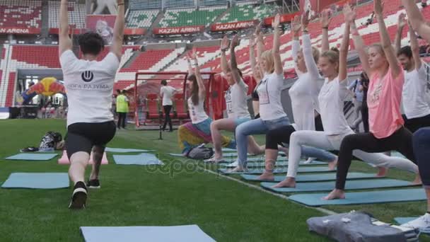 Kasan Tatarstan Russland Oktober 2017 Zeitlupe Nahaufnahme Menschen Wiederholen Yoga — Stockvideo