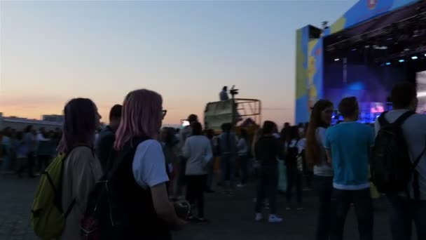 カザン タタールスタン共和国 ロシア連邦 2017 日カザンの暖かい夜に祭ステージでコンサートを見て観客の群衆の周りに速く動き — ストック動画