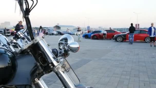 カザン タタールスタン共和国 ロシア連邦 2017 クローズ アップ カメラ移動高速驚くべき強力な輝くのオートバイの立っている広場にカザンの — ストック動画