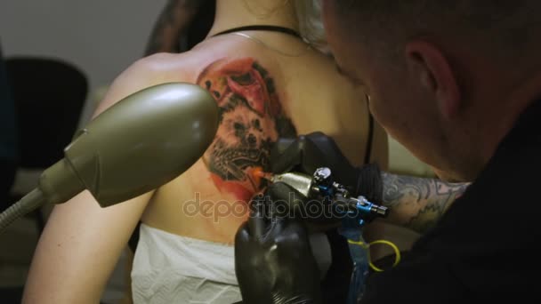Kazan Tatarstan Rússia Outubro 2017 Artista Tatuagem Profissional Close Faz — Vídeo de Stock
