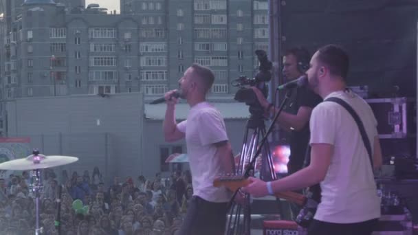 Kasan Tatarstan Russland Oktober 2017 Zeitlupe Seitenansicht Rockband Tritt Auf — Stockvideo