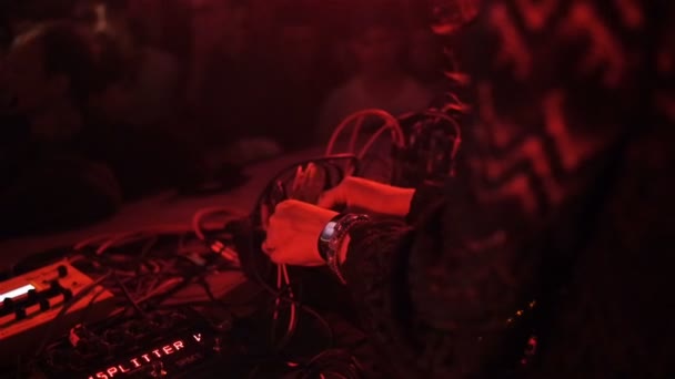 타타르 러시아 2017 슬로우 여자를 나이트 클럽에 사람들 무대에서 카잔에 — 비디오