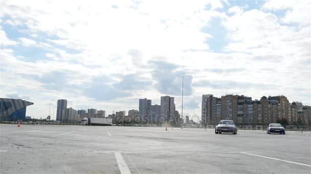 カザン タタールスタン ロシア 2017年10月27日 カザンで10月27日に軽い雲と近代的な都市の建物や空に対するスローモーションスポーツカーレースやトリックを表示 — ストック動画