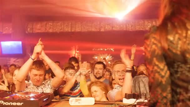 俄罗斯 2017年10月27日 慢动作相机显示情绪愉悦俱乐部成员跳舞在舞台上与 控制台对红灯10月27日在喀山 — 图库视频影像