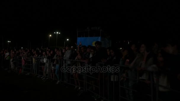 カメラは 日カザンの夜金属フェンスの背後にあるクールなコンサートを見て幸せな観客観客に沿って高速移動カザン タタールスタン共和国 ロシア連邦 2017 — ストック動画