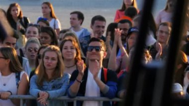Kazan, Tataristan/Rusya - 07 Kasım 2017: Mutlu gülümseyen insanlar ünlü yıldız görünüşüne eğlence alışveriş meydanında konserinde Kasım 07 kazan alkışlıyorum