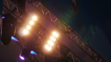 Kazan, Tataristan/Rusya - 27 Ekim 2017: 27 Ekim kazan metal sahne yapılar karanlık gece gökyüzüne karşı sabit alt görünümü büyük güçlü konser projektörler