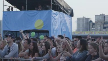 Kazan Tataristan/Rusya - 27 Ekim 2017: ağır çekim mutlu insanlar şarkı ünlü müzikal grup performans eğlence merkezi cityscape karşı kare üzerinde Ekim 27 kazan