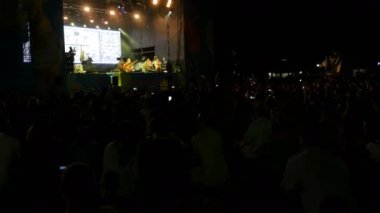 Kazan, Tataristan/Rusya - 27 Ekim 2017: Kamera serin konser parlak stroboscope yanıp söner, festival Sahne Alanı'nda 27 Ekim kazan izlerken müzik fan kalabalık gösterir