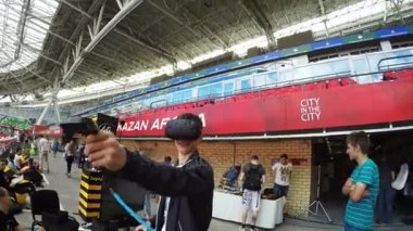 Kazan, Tataristan/Rusya - 03 Kasım 2017: Portre yakışıklı olan özel bardaklarda sanal oyun oyuncak silah ile modern stadyum üzerinde 03 Kasım kazan çalış