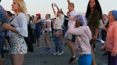 Kazan, Tataristan/Rusya - 07 Kasım 2017: Kamera eğleniyor ve ünlü performans için eğlence alışveriş merkezi toprakları üzerinde 07 Kasım kazan atlama gençlerin yaklaşımlar