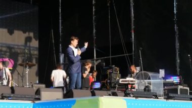 Kazan, Tataristan/Rusya - 03 Kasım 2017: Genç adam müzik hayranları için klasör görüşmeler ile takım elbiseli konser ve işçiler için sonraki katılımcı sahne 03 Kasım kazan hazırlamak