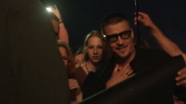 Kazan, Tataristan/Rusya - 07 Kasım 2017: Closeup ünlü adam siyah gözlük hediye fanlar eğlence merkezi Meydanı üzerinde 07 Kasım kazan alır