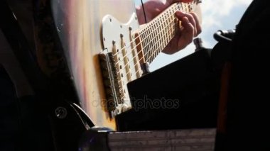 Kazan, Tataristan/Rusya - 07 Kasım 2017: Closeup yetenekli müzisyen elektro gitar güneş ışığı altında eğlence merkezi kare üzerinde 07 Kasım kazan çalış