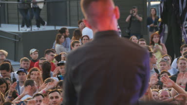 Kazan, Tataristan/Rusya - 07 Kasım 2017: Closeup arka görünümü etkin vokalist sahne sallayarak ellerde insanlarla popüler müzik şarkı söyler üzerinde 07 Kasım kazan hits