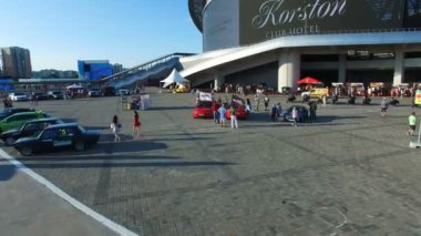 Kazan, Tataristan/Rusya - 03 Kasım 2017: Hava güneşli üzerinde 03 Kasım kazan bina modern Stadyumu'nda insanlar ve spor arabalar yürüme ile büyük kare görüntülemek